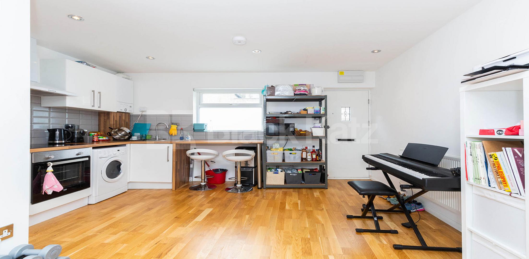 			INCLUDES GAS & ELECTRICITY, 2 Bedroom, 1 bath, 1 reception Apartment			 Hornsey Road, HOLLOWAY 